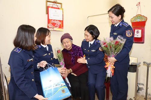 Hội Phụ nữ Cục Nghiệp vụ và Pháp luật Cảnh sát biển trao tặng tình yêu thương